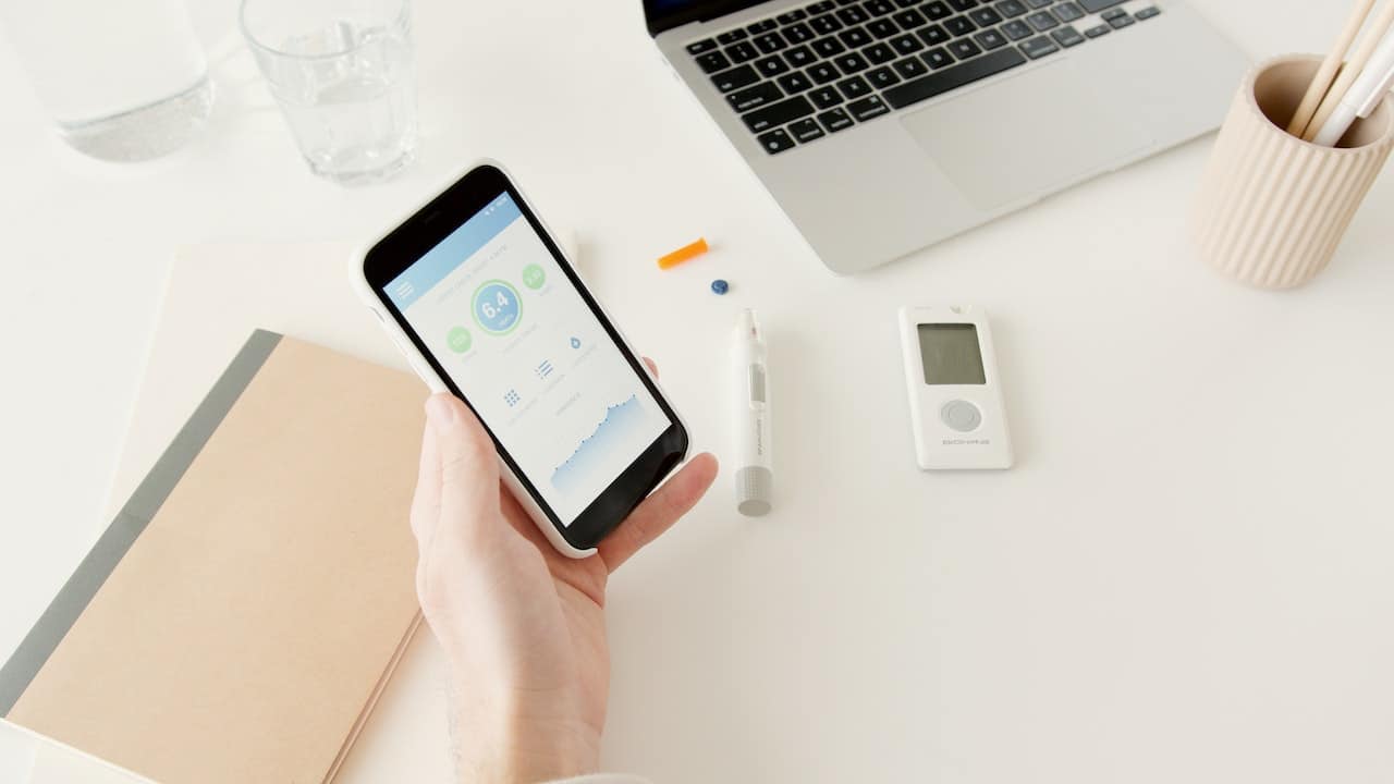 Potenciat per la teva butxaca: signes vitals basats en telèfon intel·ligent per a la gestió de la diabetis